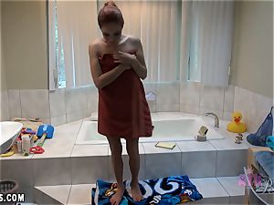 Ashley Graham takes a bathtub and masturbates