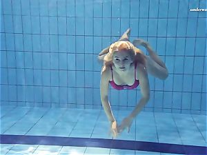 steamy Elena flashes what she can do under water